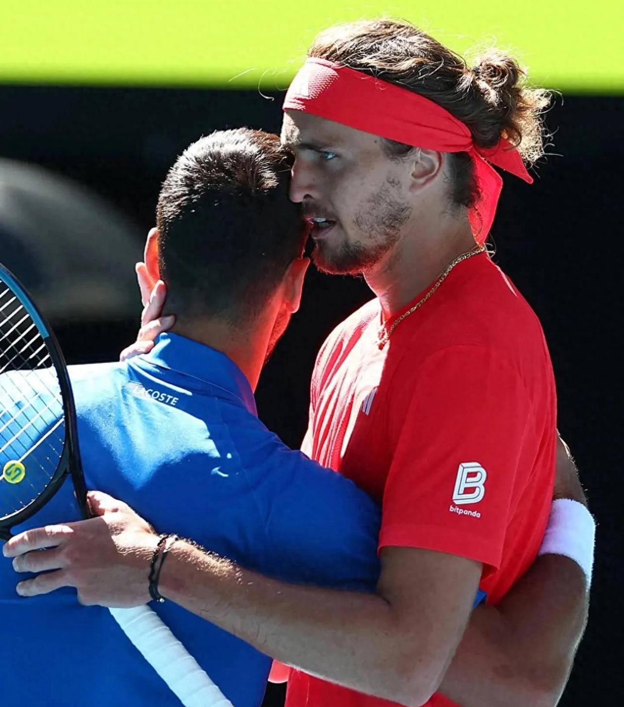 德约科维奇回归赛场，赛况扑朔迷离首场状态亮眼，湖人观众沸腾！